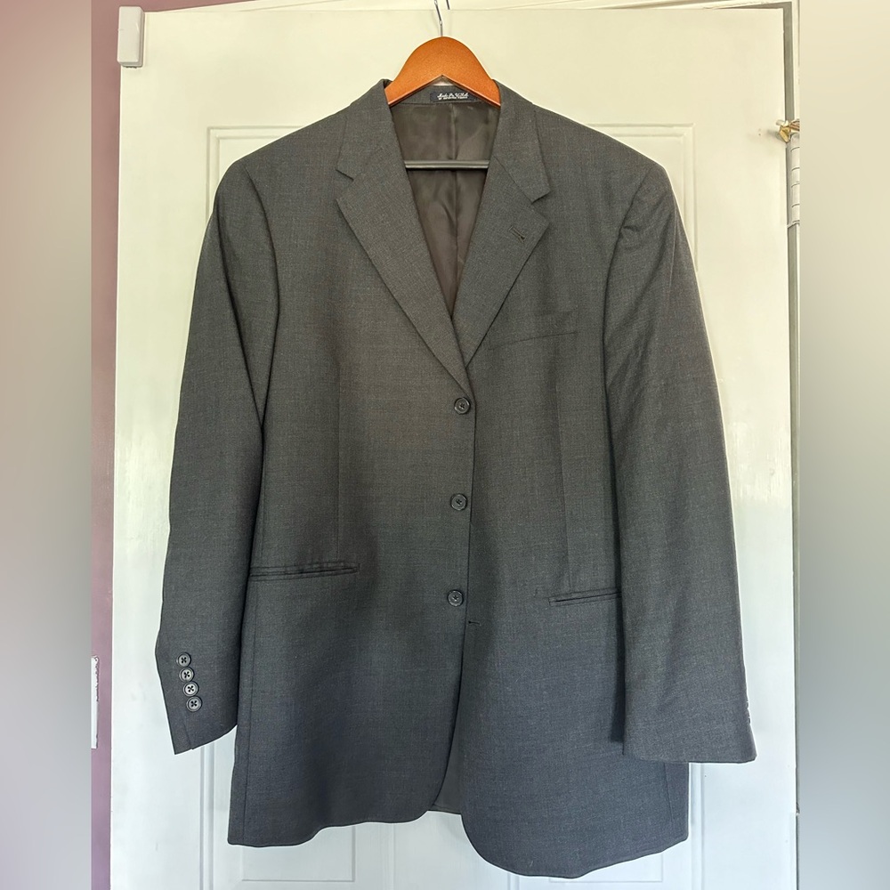 Men’s dark gray blazer